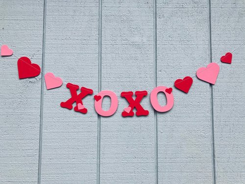 Valentine's Day Banner, XOXO Banner, Cute Valentine's Day Decoration, Hugs and Kisses Decoration, Fireplace Mantel Decor, Valentine Hearts