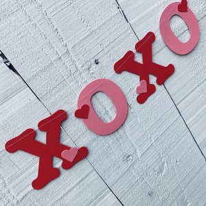 Valentine's Day Banner, XOXO Banner, Cute Valentine's Day Decoration, Hugs and Kisses Decoration, Fireplace Mantel Decor, Valentine Hearts
