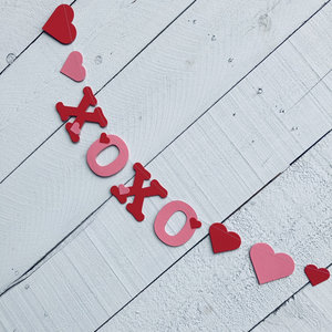 Valentine's Day Banner, XOXO Banner, Cute Valentine's Day Decoration, Hugs and Kisses Decoration, Fireplace Mantel Decor, Valentine Hearts