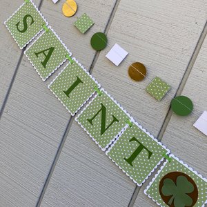 Saint Patrick's Day mantel sign, green and gold banner, March home decor, Irish pub decoration, Three-leaf clover, luck of the Irish