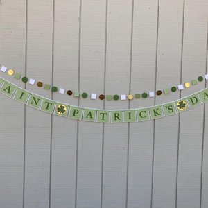 Saint Patrick's Day mantel sign, green and gold banner, March home decor, Irish pub decoration, Three-leaf clover, luck of the Irish