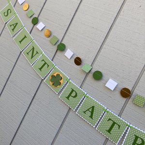 Saint Patrick's Day mantel sign, green and gold banner, March home decor, Irish pub decoration, Three-leaf clover, luck of the Irish