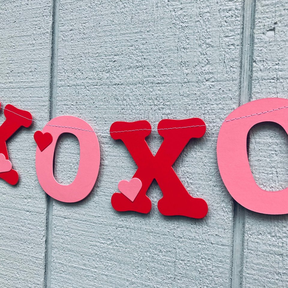 Valentine's Day Banner, XOXO Banner, Cute Valentine's Day Decoration, Hugs and Kisses Decoration, Fireplace Mantel Decor, Valentine Hearts