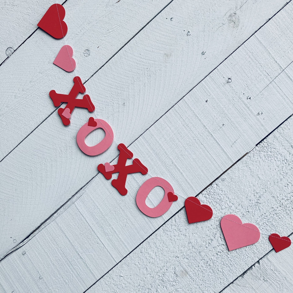Valentine's Day Banner, XOXO Banner, Cute Valentine's Day Decoration, Hugs and Kisses Decoration, Fireplace Mantel Decor, Valentine Hearts