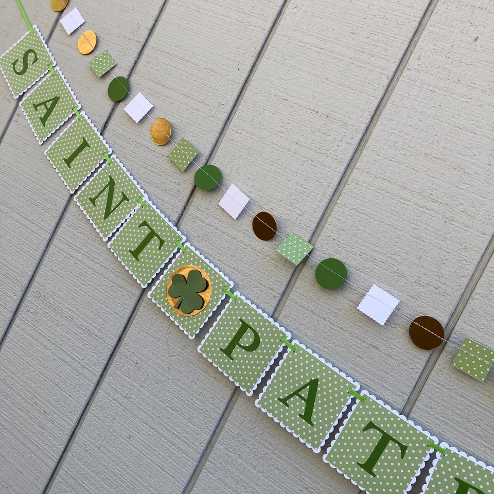 Saint Patrick's Day mantel sign, green and gold banner, March home decor, Irish pub decoration, Three-leaf clover, luck of the Irish
