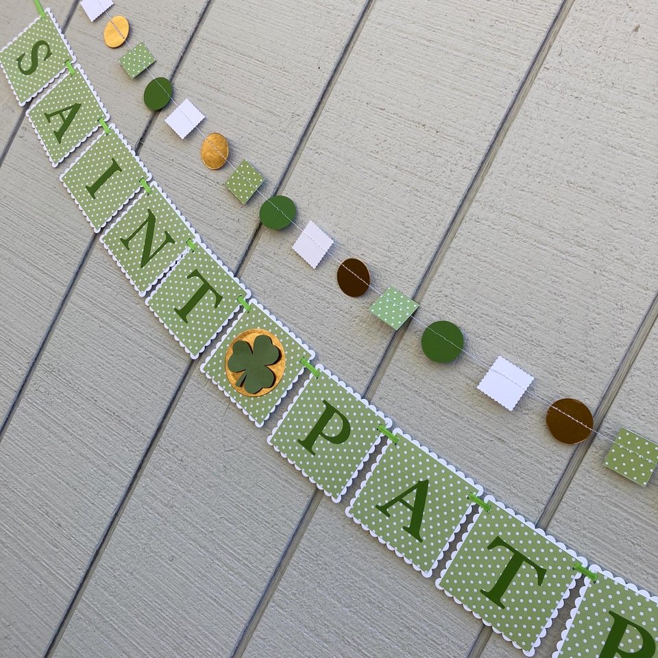 Saint Patrick's Day mantel sign, green and gold banner, March home decor, Irish pub decoration, Three-leaf clover, luck of the Irish